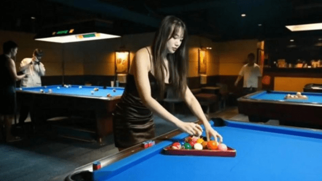 ED-39 - Trải nghiệm em gái làm quán bi-a bím hồng - qudphluo.sbs