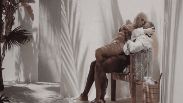 Làm tình cùng em ở phía sau nhà - qudphluo.sbs