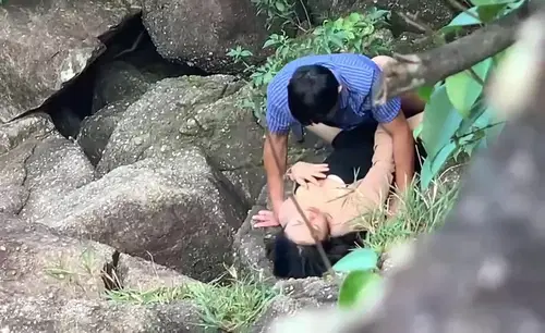 Đi du lịch với công ty mà em đồng nghiệp lén lút chịch bên bờ suối - qudphluo.sbs