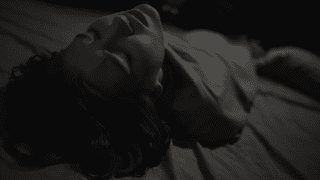 Sung sướng dưới tấm chăn