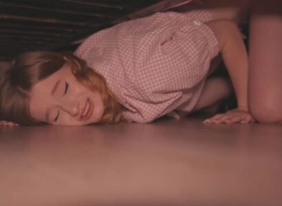 Chịch nát lồn chị kế đang mắc kệt dưới gầm giường - qudphluo.sbs