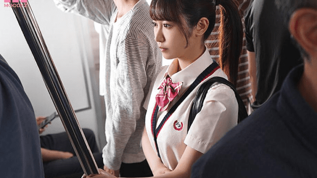 MIDV-599_Em nữ sinh váy ngắn trên tàu điện Ono Rikka - qudphluo.sbs